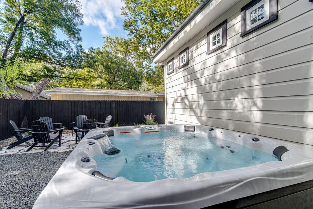 Southern Charm - Near Main With Hot Tub Fredericksburg Eksteriør bilde