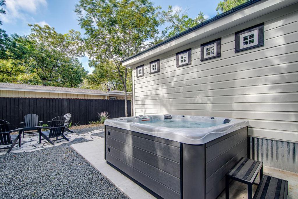 Southern Charm - Near Main With Hot Tub Fredericksburg Eksteriør bilde