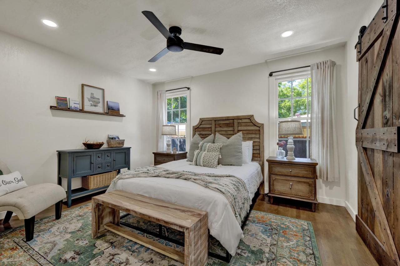 Southern Charm - Near Main With Hot Tub Fredericksburg Eksteriør bilde